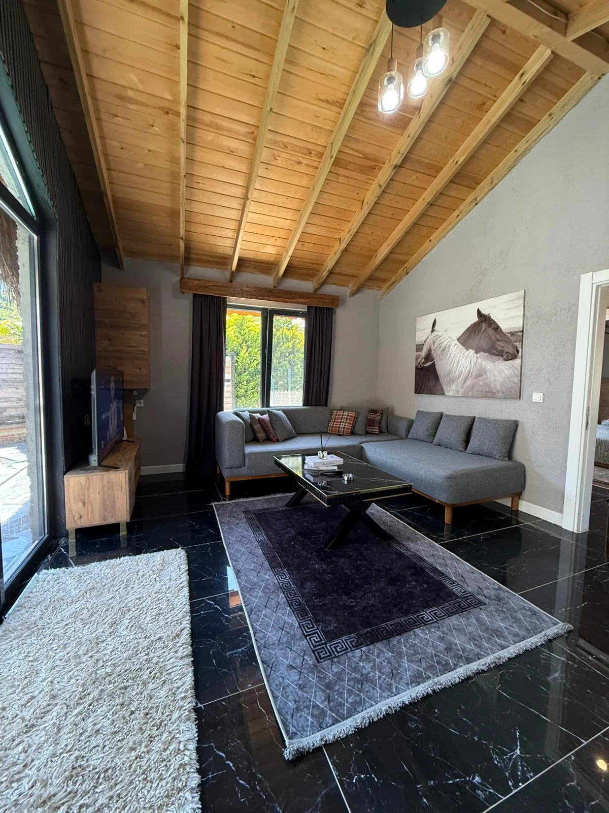 Gece sualtı aydınlatmasıyla parlayan özel ısıtmalı havuz