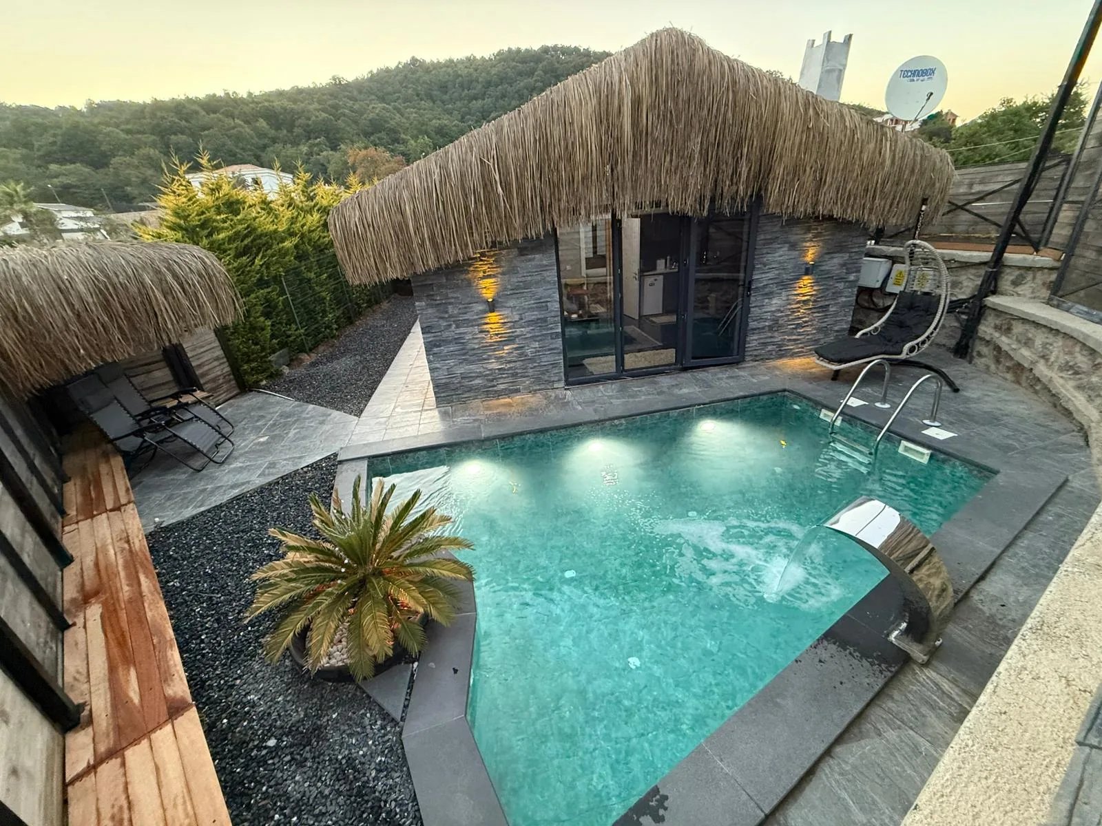 Şile ısıtmalı havuzlu bungalov - gündüz çekim özel sıcak havuz ve ahşap deck