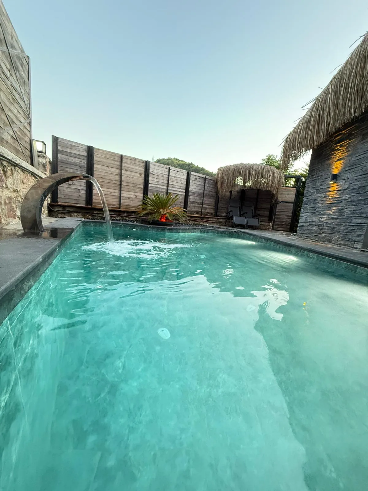 Şile şömineli bungalov — doğaltaş kaplı gerçek odun şöminesi ve ahşap iç mekan