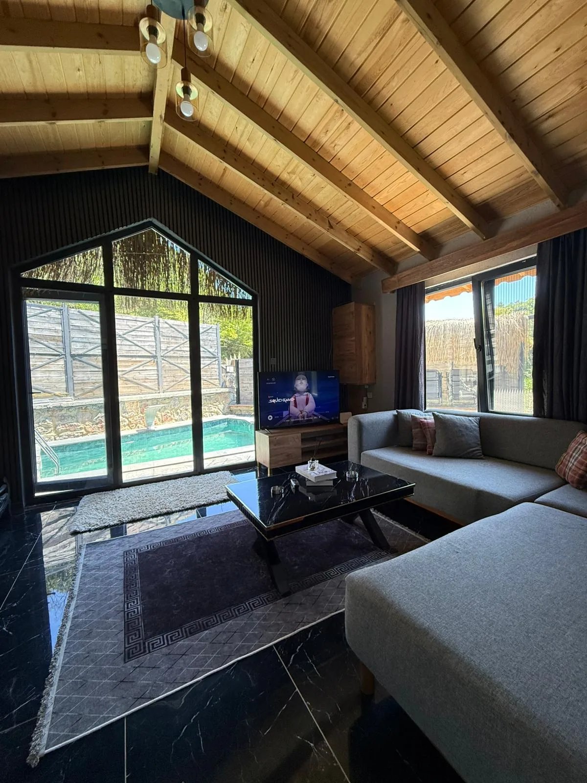 Şile bungalov villa salonu - ahşap kirişli tavan ve havuz manzaralı geniş oturma alanı