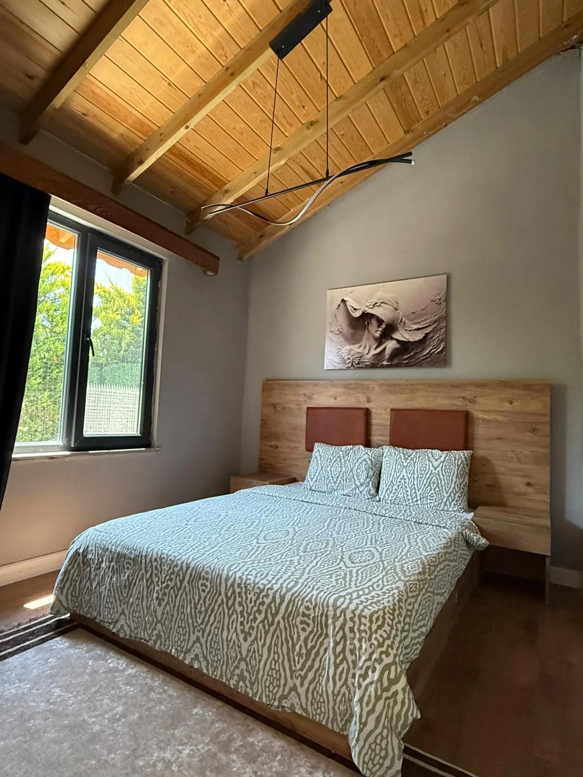 Şile bungalov villa geniş salon - yüksek ahşap tavan ve panoramik cam cephe