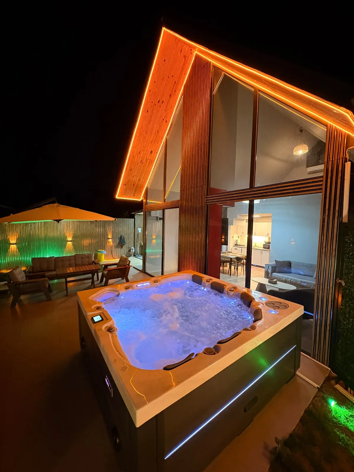 Şile jakuzili bungalov — geceleyin ışıklandırılmış sıcak spa jakuzi